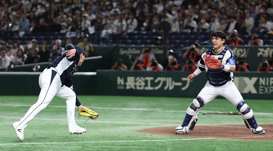 한국 야구대표팀 한일전 10연패에 빠졌다. 경기 초반 대등한 흐름 속에서 메이저리그 소속 구심의 결정적인 황당 오심 뒤 5회 6실점 빅이닝 헌납이 승부를 갈랐다. 한국은 15일 일본 도쿄돔에서 일본 대표팀과 '2025 네이버 K-베이스볼시리즈(K-BASEBALL SERIES NAVER)' 한일전 1차전을 치러 4-11로 패했다. 한국은 4회초 안현민이 좌중월 담장을 훌쩍 넘기는 선제 2점 홈런으로 기선제압에 성공했다. 이어 송성문이 우측 담장을 훌쩍 넘기는 대형 백투백 홈런을 쏘아 올려 3-0까지 달아났다. 하지만 4회말 3실점, 5회말 6실점을 하면서 크게 뒤집혔고 이후 만회하지 못했다. 연합뉴스