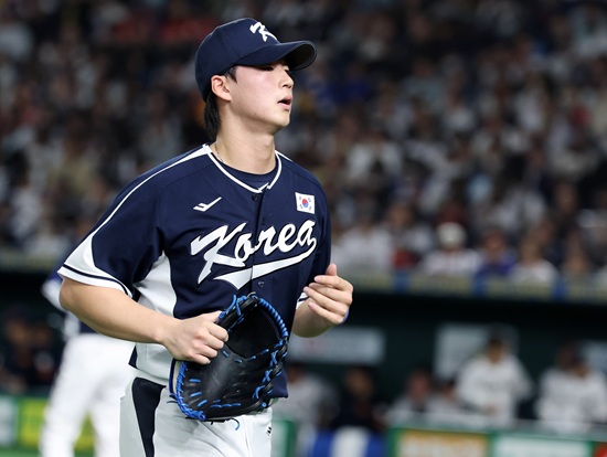 한국 야구대표팀 한일전 10연패에 빠졌다. 경기 초반 대등한 흐름 속에서 메이저리그 소속 구심의 결정적인 황당 오심 뒤 5회 6실점 빅이닝 헌납이 승부를 갈랐다. 한국은 15일 일본 도쿄돔에서 일본 대표팀과 '2025 네이버 K-베이스볼시리즈(K-BASEBALL SERIES NAVER)' 한일전 1차전을 치러 4-11로 패했다. 한국은 4회초 안현민이 좌중월 담장을 훌쩍 넘기는 선제 2점 홈런으로 기선제압에 성공했다. 이어 송성문이 우측 담장을 훌쩍 넘기는 대형 백투백 홈런을 쏘아 올려 3-0까지 달아났다. 하지만 4회말 3실점, 5회말 6실점을 하면서 크게 뒤집혔고 이후 만회하지 못했다. 연합뉴스