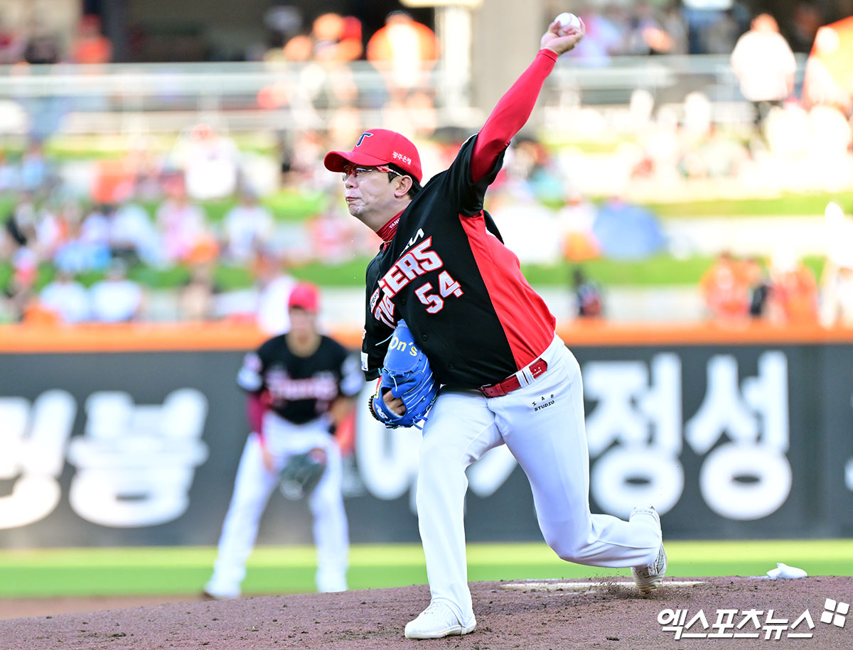 9일 오후 대전 한화생명 볼파크에서 열린 '2025 신한 SOL Bank KBO리그' KIA 타이거즈와 한화 이글스의 경기, 1회말 KIA 선발투수 양현종이 투구 준비를 하고 있다. 엑스포츠뉴스 DB
