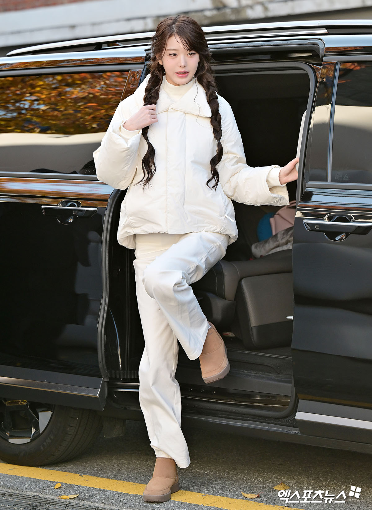 아이브 장원영이 포즈를 취하고 있다.