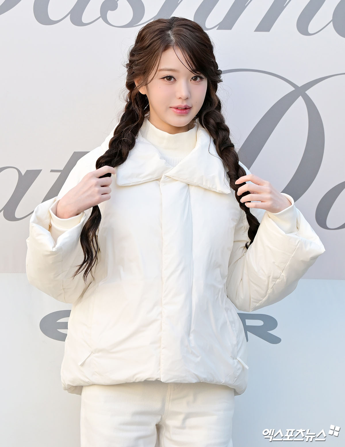 아이브 장원영이 포즈를 취하고 있다.