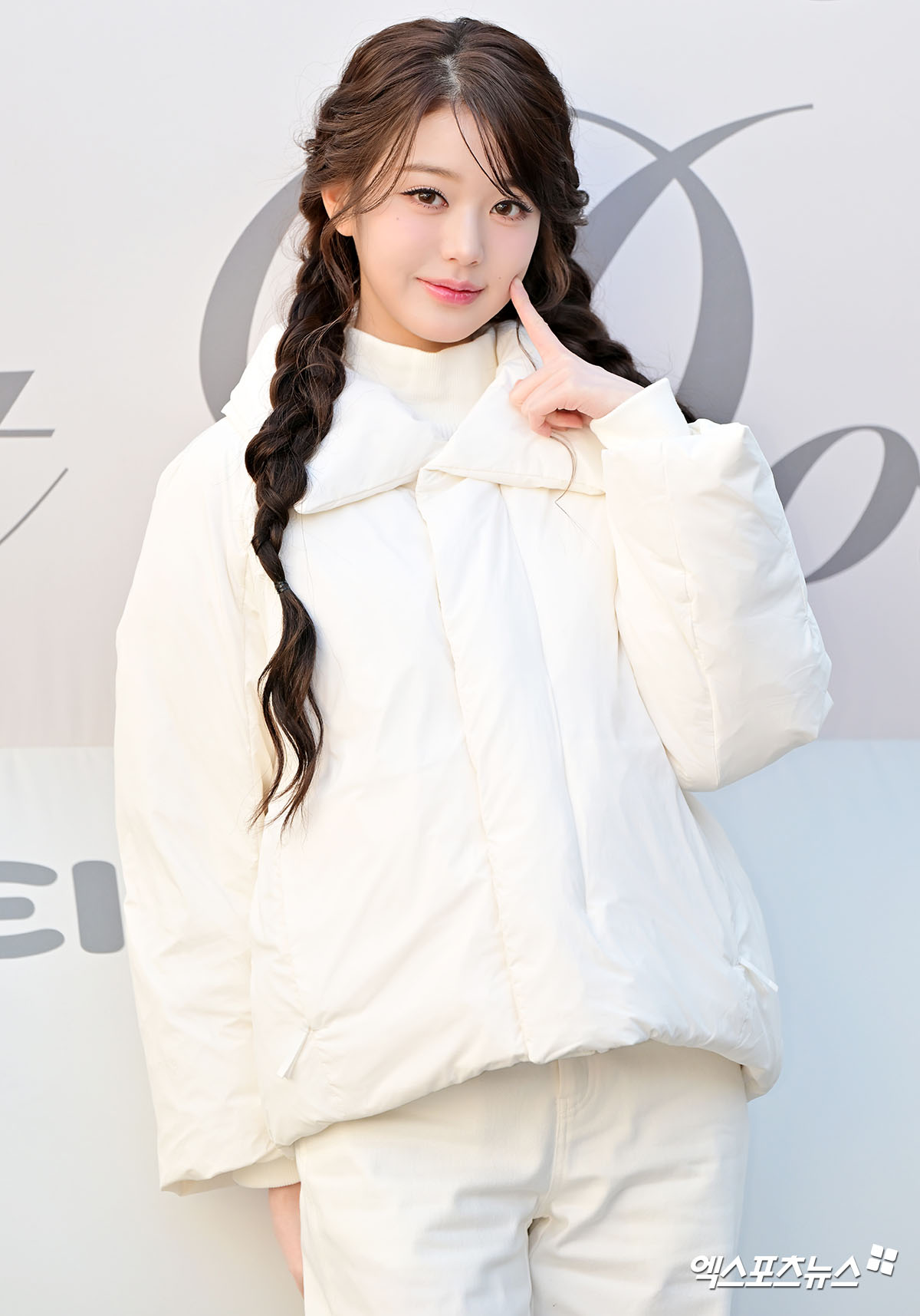 아이브 장원영이 포즈를 취하고 있다.