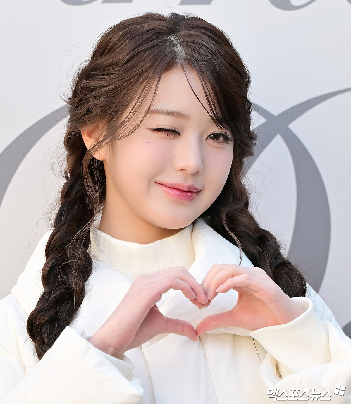 아이브 장원영이 포즈를 취하고 있다.