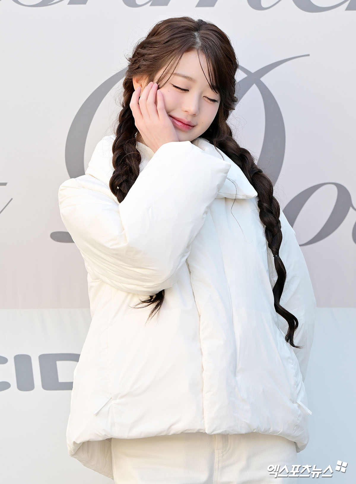 아이브 장원영이 포즈를 취하고 있다.