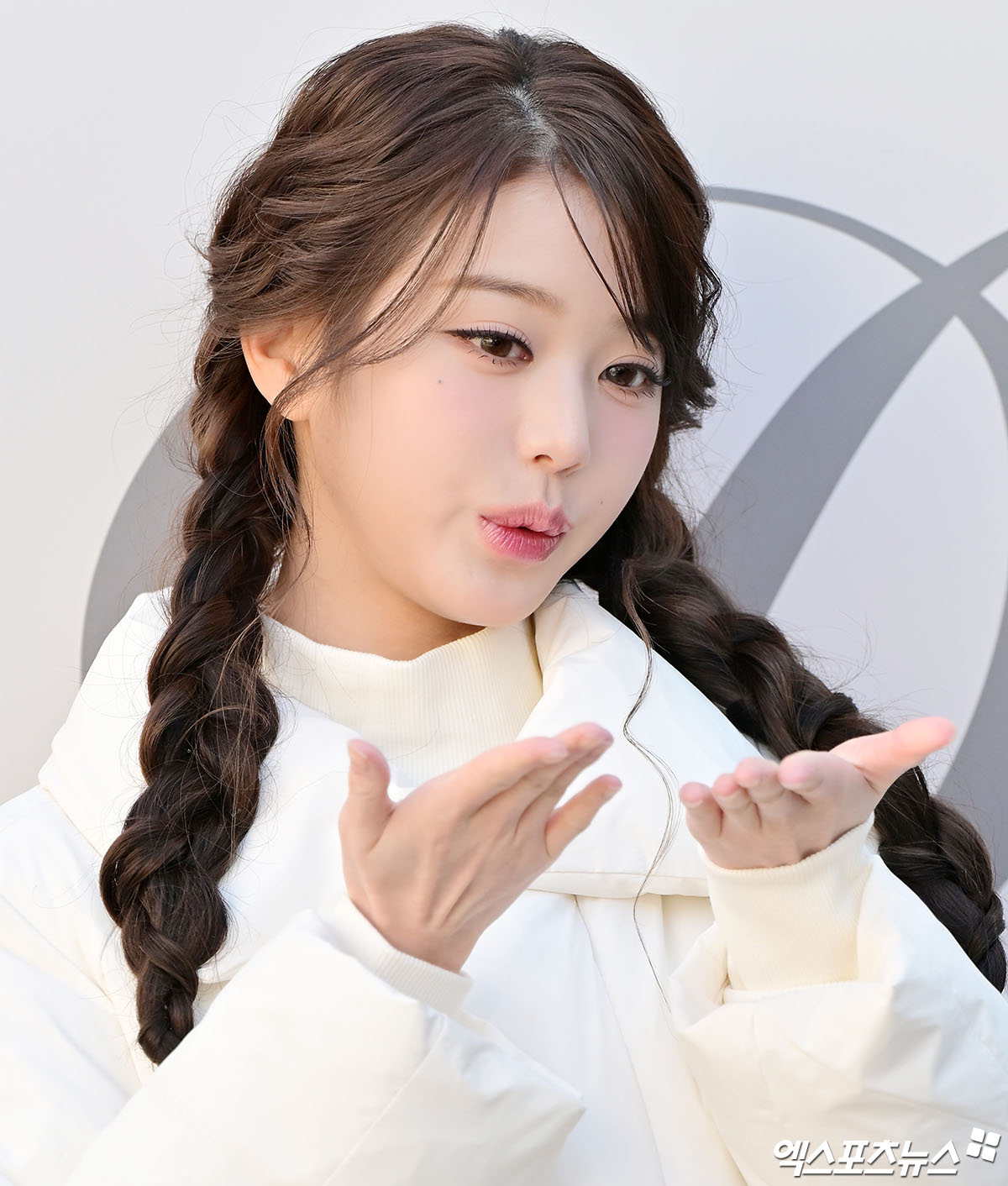 아이브 장원영이 포즈를 취하고 있다.