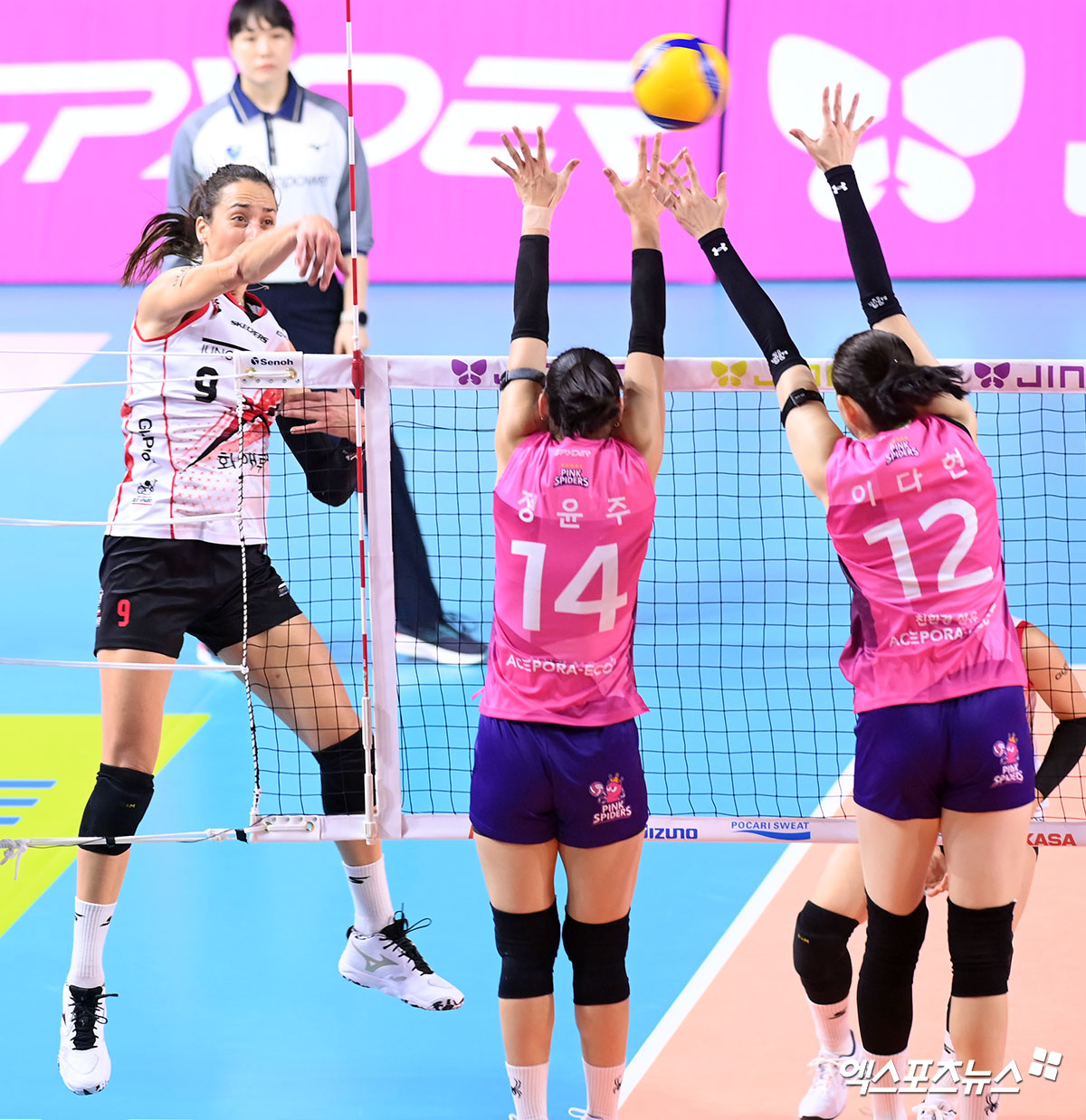 18일 오후 인천삼산월드체육관에서 열린 '진에어 2025-2026 V-리그' 여자부 흥국생명과 정관장의 경기, 정관장 자네테가 공격을 시도하고 있다. 엑스포츠뉴스 DB