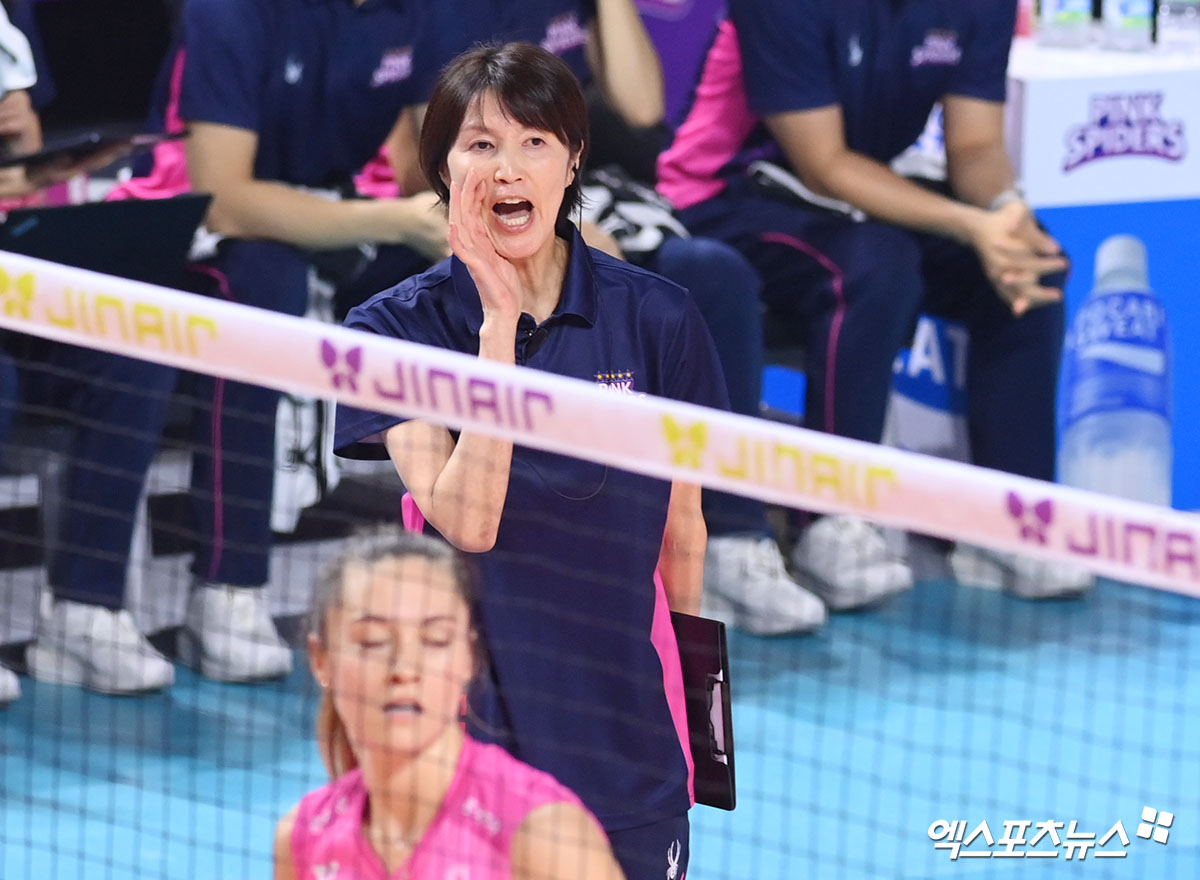 18일 오후 인천삼산월드체육관에서 열린 '진에어 2025-2026 V-리그' 여자부 흥국생명과 정관장의 경기, 흥국생명 요시하라 감독이 작전을 지시하고 있다. 엑스포츠뉴스 DB