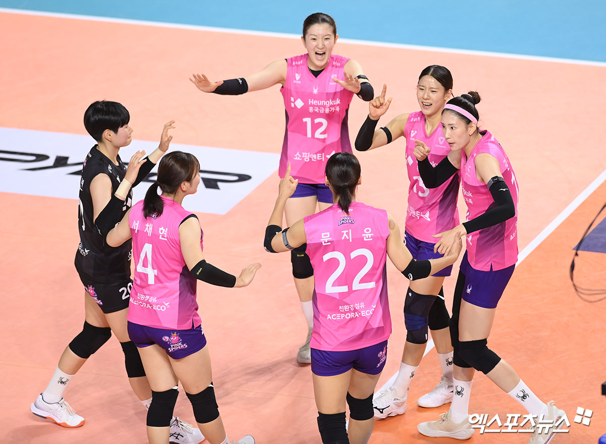 22일 오후 인천삼산월드체육관에서 열린 '진에어 2025-2026 V-리그' 여자부 흥국생명과 현대건설의 경기, 흥국생명 선수들이 득점한 뒤 기뻐하고 있다. 엑스포츠뉴스 DB