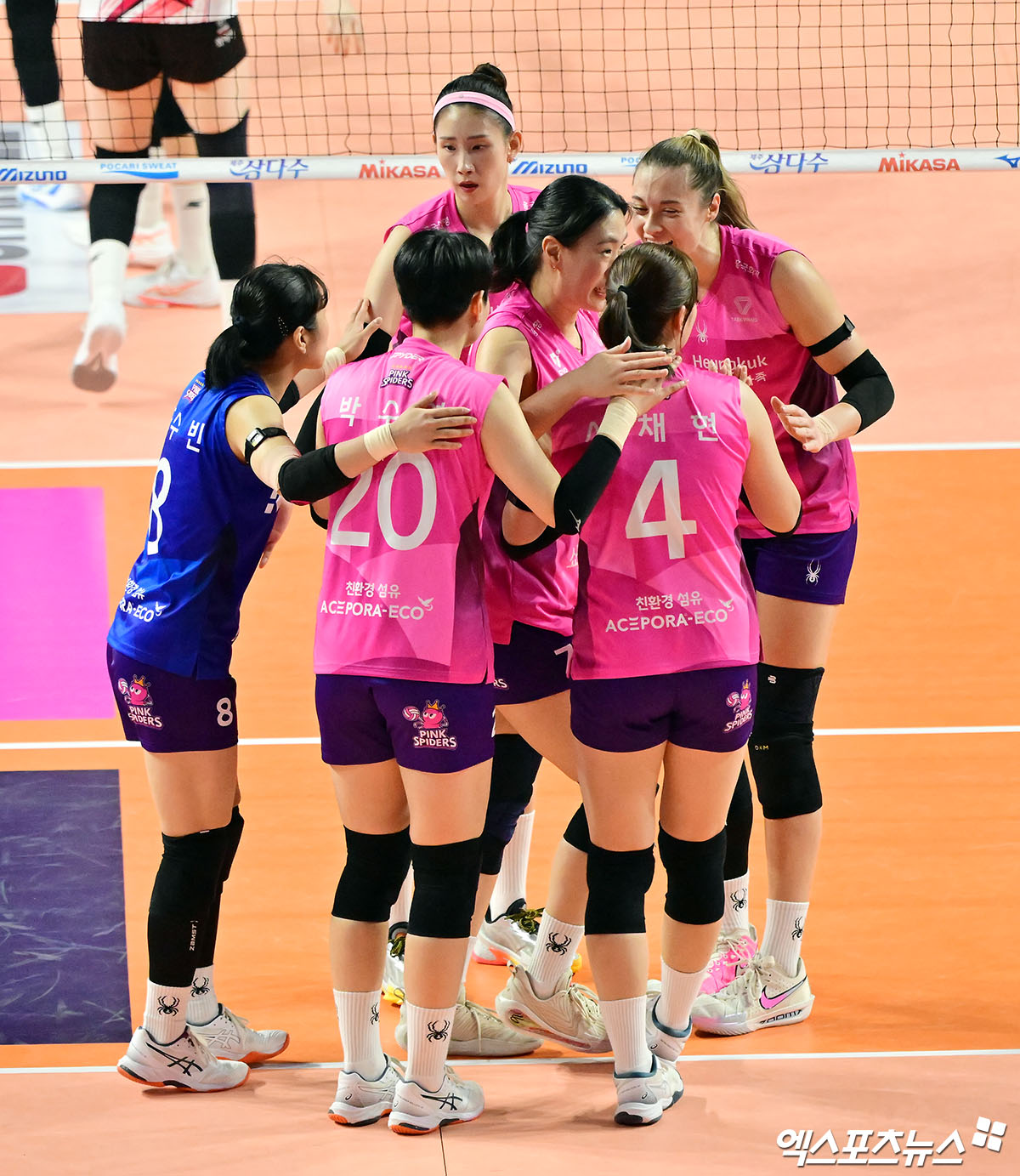 16일 오후 인천 부평구 삼산월드체육관 열린 '진에어 2025-2026 V-리그' 흥국생명과 정관장의 경기, 흥국생명 선수들이 득점 후 기뻐하고 있다. 인천, 김한준 기자