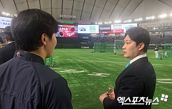 한국은 지난 15일 일본 도쿄돔에서 '2025 네이버 K-베이스볼 시리즈(K-BASEBALL SERIES NAVER)' 한일전을 치러 4-11로 패했다. 역대 한일전 10연패 수렁에 빠졌다. 경기 뒤 한국 선수들은 KBO리그에서 적용되는 ABS 시스템 대신 인간 심판이 스트라이크 판정 내리는 것에 대한 아쉬움을 전했다. 하지만 얼마 전 은퇴한 '레전드 투수' 오승환 MBC 해설위원은 후배들에게 따끔한 쓴소리과 함께 따뜻한 격려도 보냈다. ABS 핑계를 대면 안 되는 상황이라는 걸 지적한 오승환 위원은 도쿄돔 경험을 쌓은 어린 투수들이 다음 등판에서 달라질 수 있다고 강조했다. 도쿄, 김근한 기자