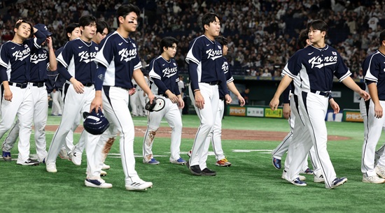 한국은 지난 15일 일본 도쿄돔에서 '2025 네이버 K-베이스볼 시리즈(K-BASEBALL SERIES NAVER)' 한일전을 치러 4-11로 패했다. 역대 한일전 10연패 수렁에 빠졌다. 경기 뒤 한국 선수들은 KBO리그에서 적용되는 ABS 시스템 대신 인간 심판이 스트라이크 판정 내리는 것에 대한 아쉬움을 전했다. 하지만 얼마 전 은퇴한 '레전드 투수' 오승환 MBC 해설위원은 후배들에게 따끔한 쓴소리과 함께 따뜻한 격려도 보냈다. ABS 핑계를 대면 안 되는 상황이라는 걸 지적한 오승환 위원은 도쿄돔 경험을 쌓은 어린 투수들이 다음 등판에서 달라질 수 있다고 강조했다. 연합뉴스