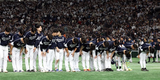 한국은 지난 15일 일본 도쿄돔에서 '2025 네이버 K-베이스볼 시리즈(K-BASEBALL SERIES NAVER)' 한일전을 치러 4-11로 패했다. 역대 한일전 10연패 수렁에 빠졌다. 경기 뒤 한국 선수들은 KBO리그에서 적용되는 ABS 시스템 대신 인간 심판이 스트라이크 판정 내리는 것에 대한 아쉬움을 전했다. 하지만 얼마 전 은퇴한 '레전드 투수' 오승환 MBC 해설위원은 후배들에게 따끔한 쓴소리과 함께 따뜻한 격려도 보냈다. ABS 핑계를 대면 안 되는 상황이라는 걸 지적한 오승환 위원은 도쿄돔 경험을 쌓은 어린 투수들이 다음 등판에서 달라질 수 있다고 강조했다. 연합뉴스