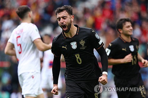 로베르토 마르티네스 감독이 이끄는 포르투갈이 16일(한국시간) 포르투갈 포르투에 있는 에스타디우 두 드라가우에서 열린 아르메니아와의 월드컵 유럽 지역 예선 F조 최종전에서 9-1 대승을 거뒀다.   앞선 아일랜드와의 원정 경기에서 호날두가 다이렉트 퇴장을 당해 이날 경기 출장 정지 징계로 결장한 가운데, 포르투 갈은 호날두 없이 무려 아홉 골을 폭발시키며 대승에 성공했다. 연합뉴스