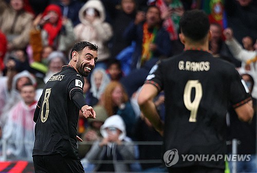 로베르토 마르티네스 감독이 이끄는 포르투갈이 16일(한국시간) 포르투갈 포르투에 있는 에스타디우 두 드라가우에서 열린 아르메니아와의 월드컵 유럽 지역 예선 F조 최종전에서 9-1 대승을 거뒀다.   앞선 아일랜드와의 원정 경기에서 호날두가 다이렉트 퇴장을 당해 이날 경기 출장 정지 징계로 결장한 가운데, 포르투 갈은 호날두 없이 무려 아홉 골을 폭발시키며 대승에 성공했다. 연합뉴스