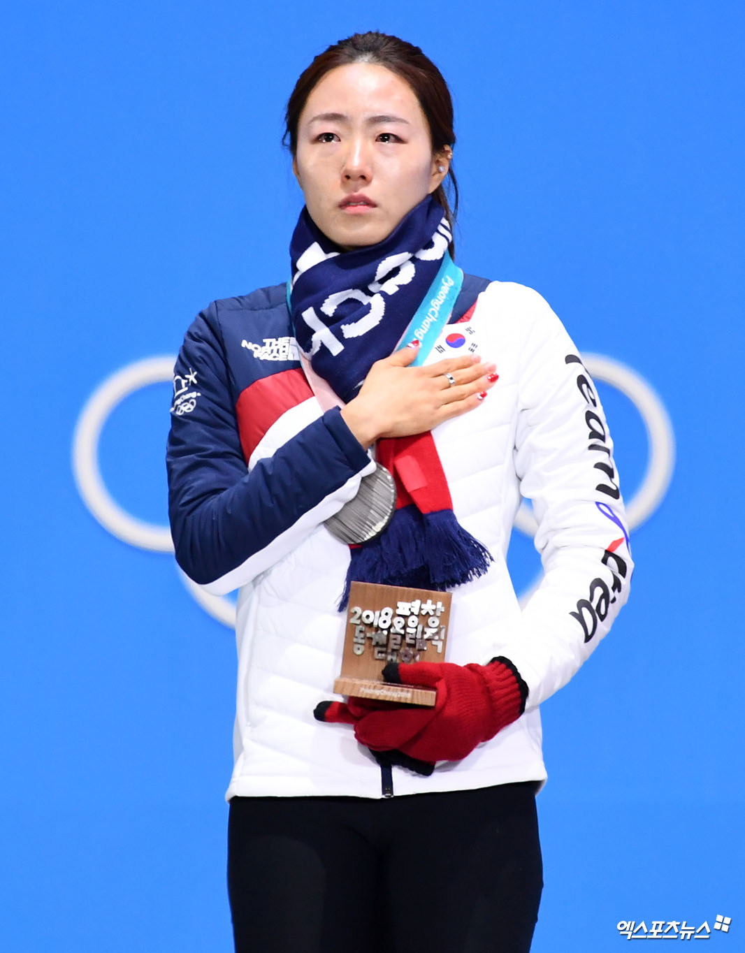 20일 오후 강원도 평창 메달플라자에서 진행된 '2018 평창 동계올림픽' 스피드스케이팅 여자 500m 빅토리 세리머니(메달 수여식)에 참석한 한국 이상화가 눈물을 흘리고 있다. 엑스포츠뉴스DB