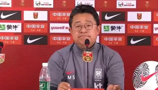중국 매체 소후닷컴이 지난 16일(한국시간) 이민성 감독이 중국 U-22 대표팀과의 2025 판다컵 2차전에서 패한 뒤 가진 기자회견에서 한 발언을 두고 끔찍하다고 보도했다. 이민성호는 지난 15일 중국 청두에 있는 솽류스포츠센터에서 열린 중국 U-22 대표팀과의 판다컵 2025 2차전서 0-2로 패했다. 소후