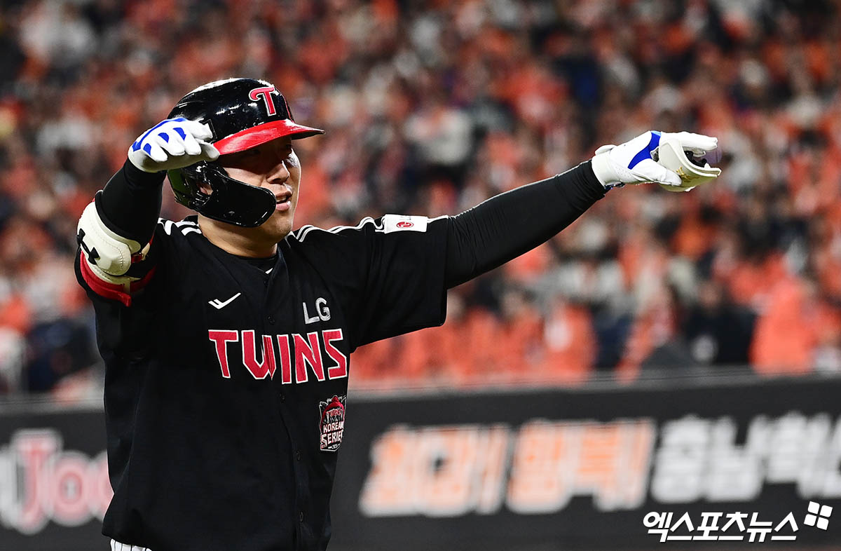 지난달 31일 오후 대전한화생명볼파크에서 열린 '2025 신한 SOL Bank KBO 한국시리즈' LG 트윈스와 한화 이글스의 경기, 8회초 무사 1루 LG 김현수가 안타를 친 뒤 대주자 최원영과 교체되어 더그아웃으로 향하며 세리머니를 하고 있다. 엑스포츠뉴스 DB