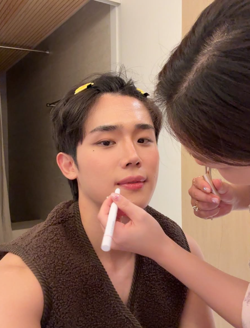 에일리에게 메이크업을 받는 최시훈. 사진=최시훈 SNS