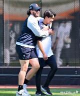 폰세 깜짝 등장! "잘했어, 동생! 제법 선발투수 같네" 이렇게 애틋하다니…'털보 형', 막내 정우주 '실시간 응원'