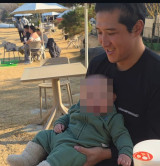 '지연과 이혼' 황재균, 아이 안고 나들이…"야구 시키세요" 댓글 반응 폭발