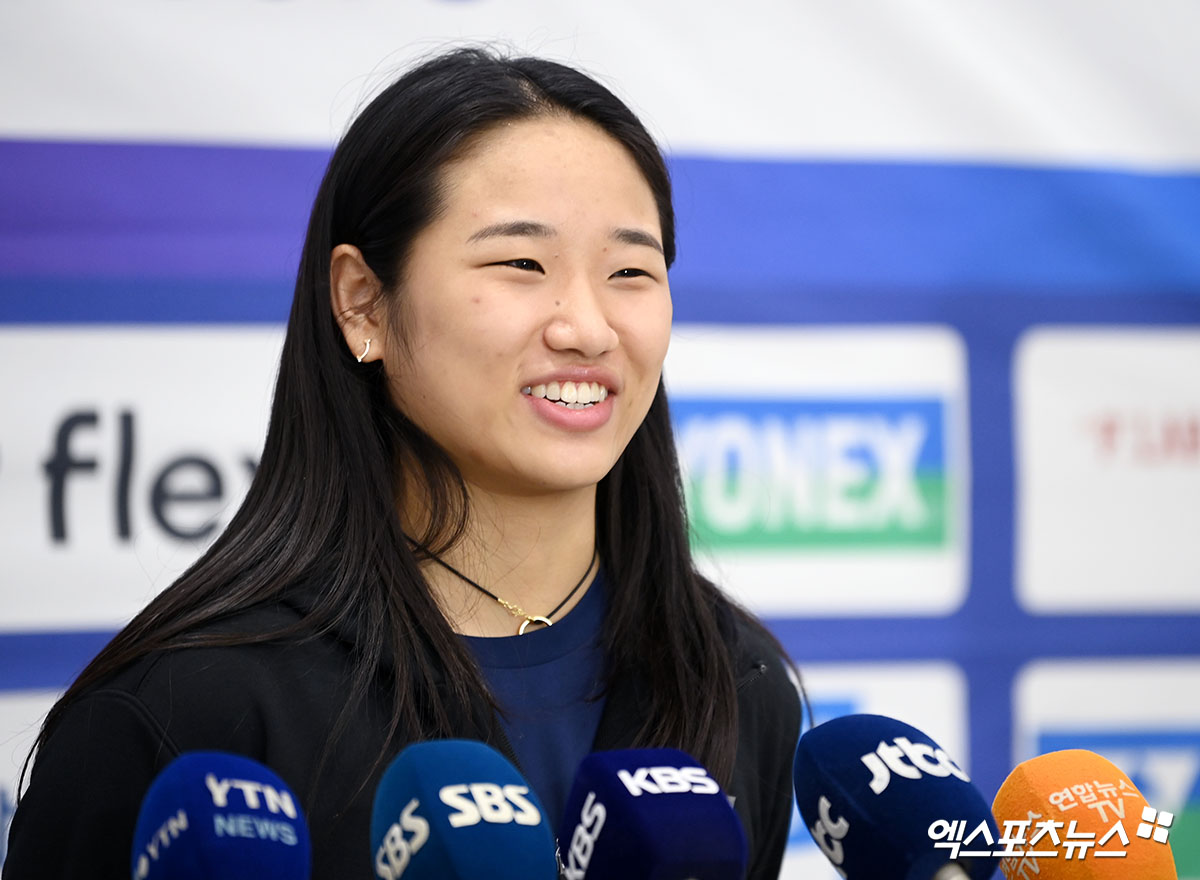 안세영이 세계배드민턴(BWF) 슈퍼 500 대회인 호주 오픈을 통해 시즌 10번째 국제대회 우승을 노리는 가운데, 복수의 참가 선수들이 대회 직전 기권을 선언해 안세영의 첫 판 상대가 바뀌는 일이 일어났다. 우승 후보로 꼽혔던 상위권 선수 중에서도 대회 참가 포기가 나왔다. 안세영은 18일부터 호주 시드니 올림픽파크 콰이 아레나에서 열리는 호주 오픈에 출전한다. 안세영은 당초 세계 59위인 인도의 아카르시 카시얍과 격돌하기로 돼 있었으나 세계 166위 뉴질랜드 선수로 바뀌었다. 엑스포츠뉴스DB
