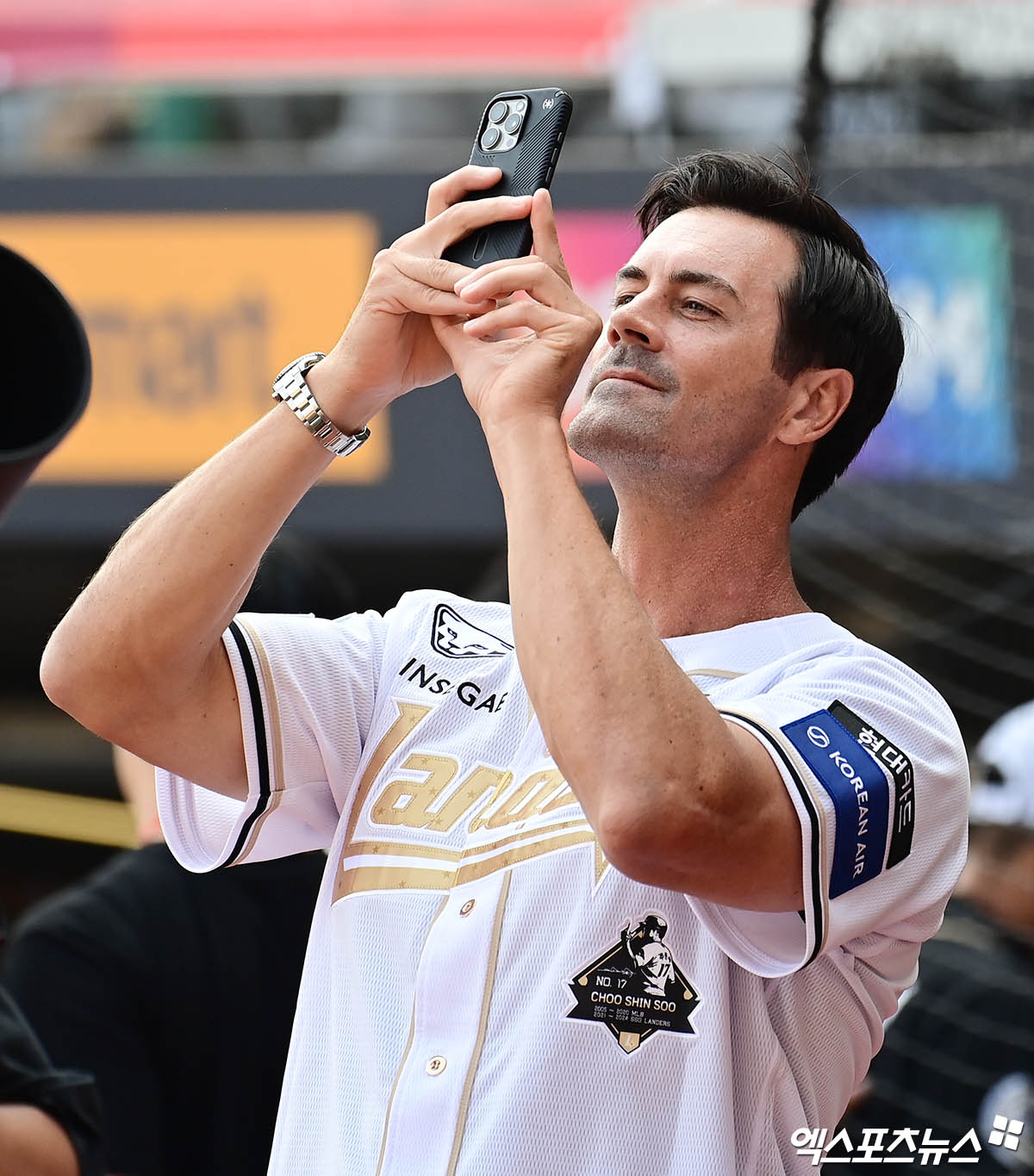 14일 오후 인천SSG랜더스필드에서 열린 '2025 신한 SOL Bank KBO리그' 롯데 자이언츠와 SSG 랜더스의 경기에 앞서 MLB 레전드 콜 해멀스가 그라운드에서 추신수를 촬영하고 있다. 엑스포츠뉴스DB