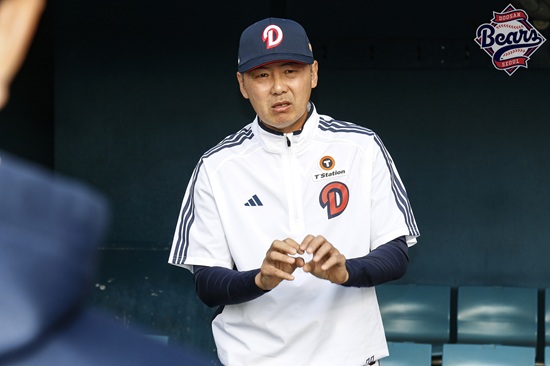 두산 구단은 지난 17일 '홍건희 선수 측이 옵트아웃을 발동하겠다고 구단에 전달했다'라고 밝혔다. 홍건희는 2024시즌을 앞두고 생애 첫 자유계약선수(FA) 자격을 얻어 2+2년 최대 24억 5000만원(계약금 3억원, 연봉 총액 21억원, 인센티브 5000만원)에 두산 잔류를 선택했다. 홍건희는 첫 2년 계약이 끝난 뒤 2년 15억원 규모의 선수 옵션이 있었다. 홍건희는 옵트아웃을 선택했다. 김원형 두산 신임 감독은 '정말 아쉽다. 검증된 베테랑 불펜 투수 있고 없고의 차이가 크다