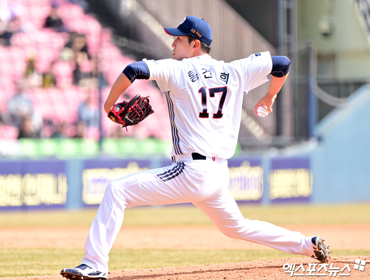 두산 구단은 지난 17일 '홍건희 선수 측이 옵트아웃을 발동하겠다고 구단에 전달했다'라고 밝혔다. 홍건희는 2024시즌을 앞두고 생애 첫 자유계약선수(FA) 자격을 얻어 2+2년 최대 24억 5000만원(계약금 3억원, 연봉 총액 21억원, 인센티브 5000만원)에 두산 잔류를 선택했다. 홍건희는 첫 2년 계약이 끝난 뒤 2년 15억원 규모의 선수 옵션이 있었다. 홍건희는 옵트아웃을 선택했다. 김원형 두산 신임 감독은 '정말 아쉽다. 검증된 베테랑 불펜 투수 있고 없고의 차이가 크다