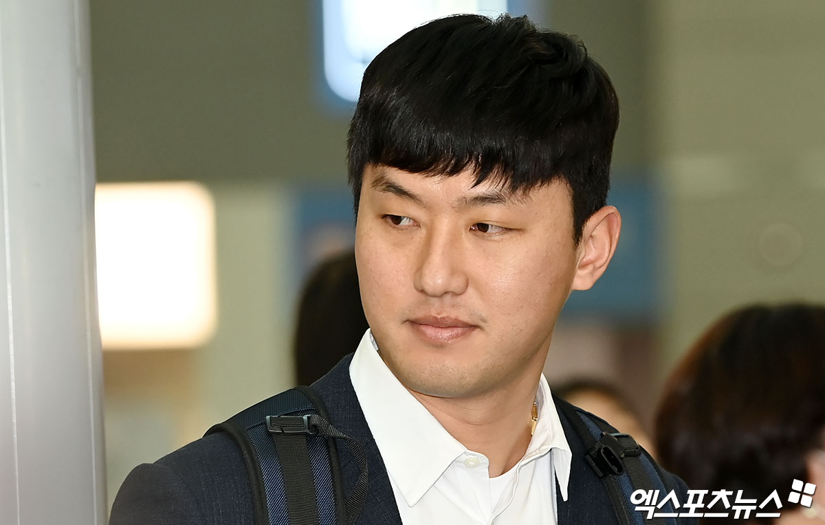 두산 구단은 지난 17일 '홍건희 선수 측이 옵트아웃을 발동하겠다고 구단에 전달했다'라고 밝혔다. 홍건희는 2024시즌을 앞두고 생애 첫 자유계약선수(FA) 자격을 얻어 2+2년 최대 24억 5000만원(계약금 3억원, 연봉 총액 21억원, 인센티브 5000만원)에 두산 잔류를 선택했다. 홍건희는 첫 2년 계약이 끝난 뒤 2년 15억원 규모의 선수 옵션이 있었다. 홍건희는 옵트아웃을 선택했다. 김원형 두산 신임 감독은 '정말 아쉽다. 검증된 베테랑 불펜 투수 있고 없고의 차이가 크다