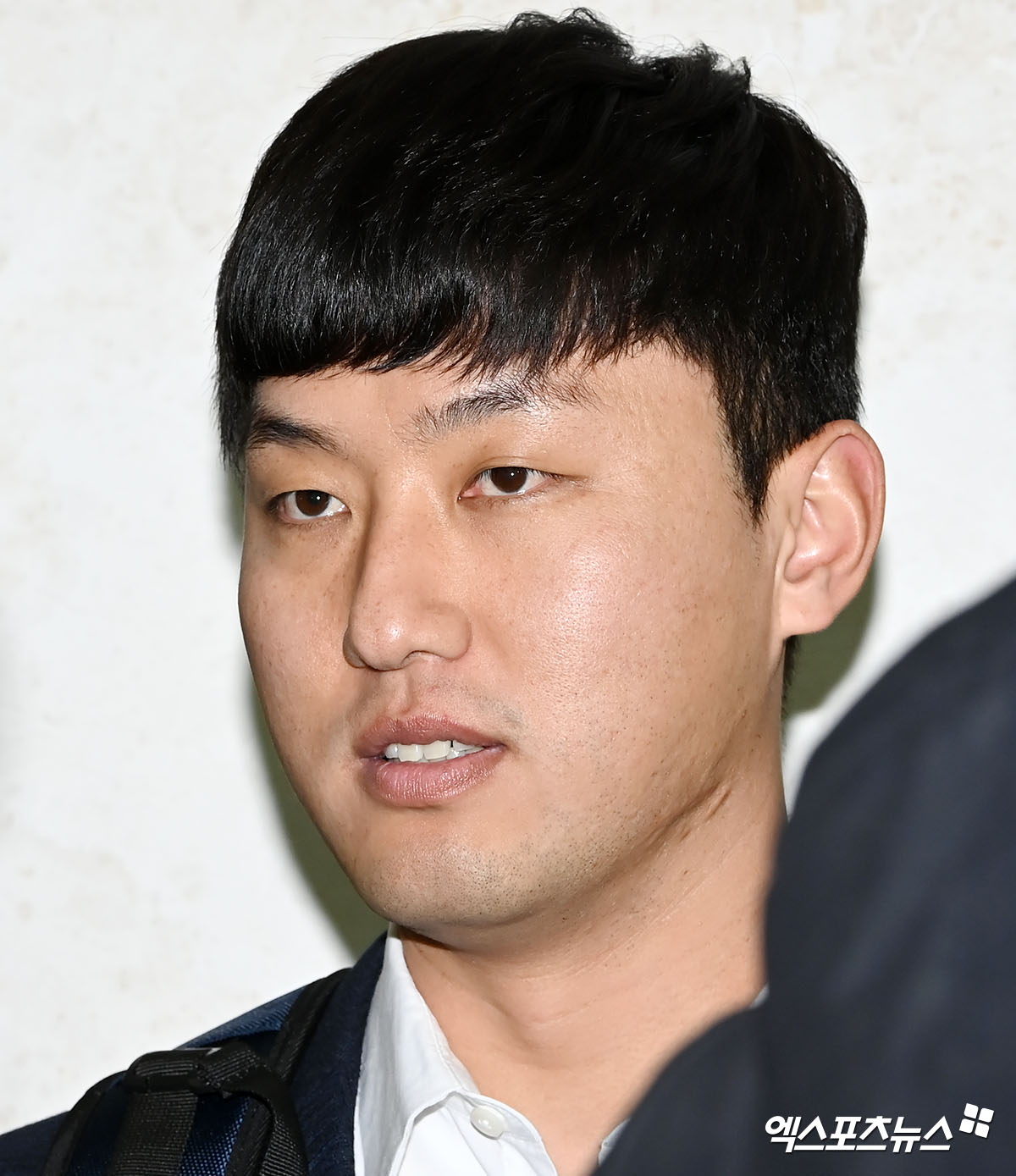 두산 구단은 지난 17일 '홍건희 선수 측이 옵트아웃을 발동하겠다고 구단에 전달했다'라고 밝혔다. 홍건희는 2024시즌을 앞두고 생애 첫 자유계약선수(FA) 자격을 얻어 2+2년 최대 24억 5000만원(계약금 3억원, 연봉 총액 21억원, 인센티브 5000만원)에 두산 잔류를 선택했다. 홍건희는 첫 2년 계약이 끝난 뒤 2년 15억원 규모의 선수 옵션이 있었다. 홍건희는 옵트아웃을 선택했다. 김원형 두산 신임 감독은 '정말 아쉽다. 검증된 베테랑 불펜 투수 있고 없고의 차이가 크다