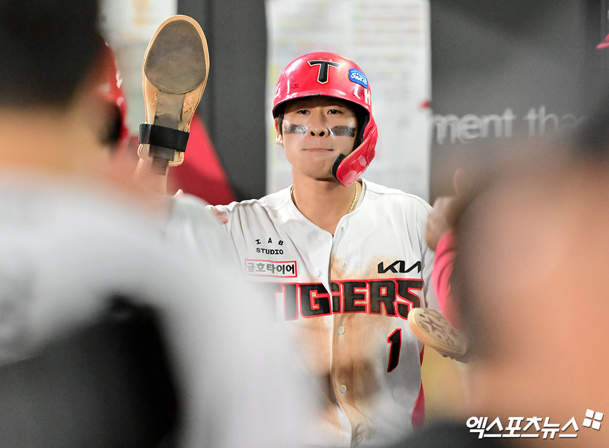 10일 오후 광주기아챔피언스필드에서 열린 '2025 신한 SOL Bank KBO리그' 삼성 라이온즈와 KIA 타이거즈의 경기, 8회말 무사 3루 KIA 박찬호가 김선빈의 1타점 적시타때 득점에 성공하고 있다. 엑스포츠뉴스DB