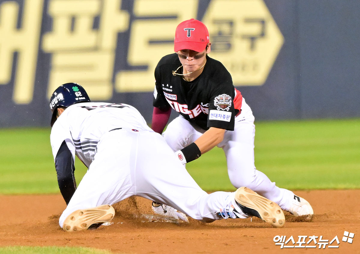16일 오후 서울 송파구 잠실야구장에서 열린 '2025 신한 SOL Bank KBO리그' KIA 타이거즈와 두산 베어스의 경기, 7회말 두산 안재석이 우전안타를 날린 후 2루까지 진루를 하다 KIA 박찬호에게 태그아웃을 당하고 있다. 엑스포츠뉴스DB