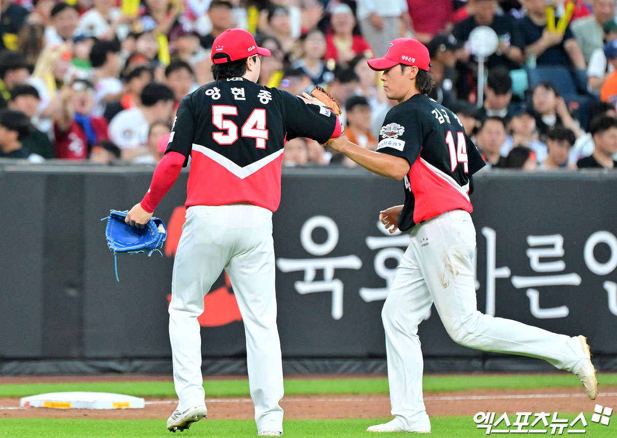 9일 오후 대전 한화생명 볼파크에서 열린 '2025 신한 SOL Bank KBO리그' KIA 타이거즈와 한화 이글스의 경기, 3회말 수비를 마친 KIA 양현종이 김규성과 하이파이브를 하고 있다. 엑스포츠뉴스DB