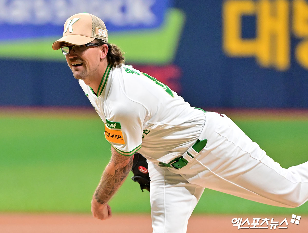 22일 오후 서울 구로구 고척스카이돔에서 열린 '2025 신한 SOL Bank KBO리그' 롯데 자이언츠와 키움 히어로즈의 경기, 1회초 키움 선발투수 웰스가 공을 힘차게 던지고 있다. 엑스포츠뉴스DB