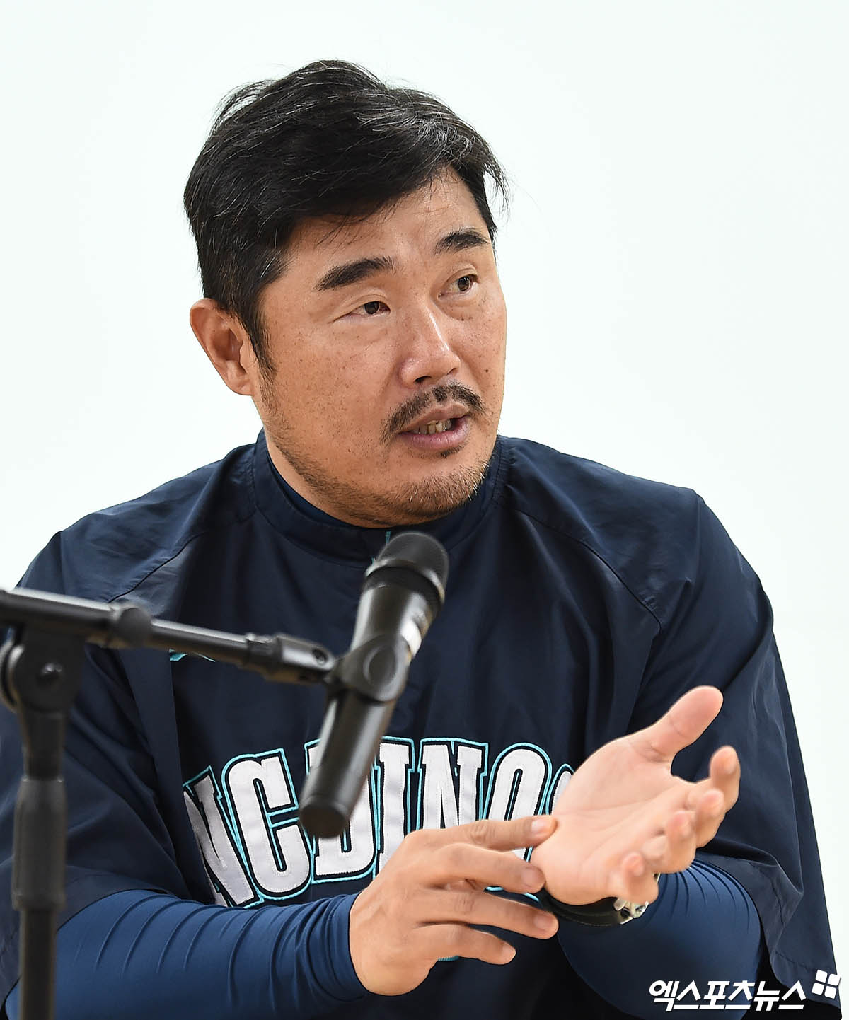 7일 오후 대구삼성라이온즈파크에서 열리는 '2025 신한 SOL Bank KBO 포스트시즌' NC 다이노스와 삼성 라이온즈의 와일드카드 2차전 경기에 앞서 NC 이호준 감독이 취재진과 인터뷰를 나누고 있다. 엑스포츠뉴스DB