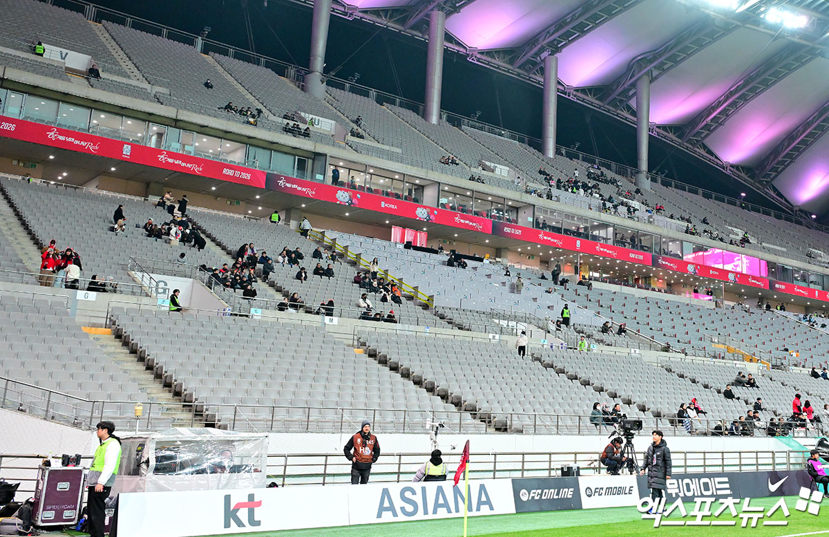 18일 오후 서울월드컵경기장에서 열린 대한민국과 가나의 축구 대표팀 평가전, 경기 시작까지 약 1시간을 앞둔 상황에서 경기장 관중석이 텅 비어있다. 서울월드컵경기장, 김한준 기자