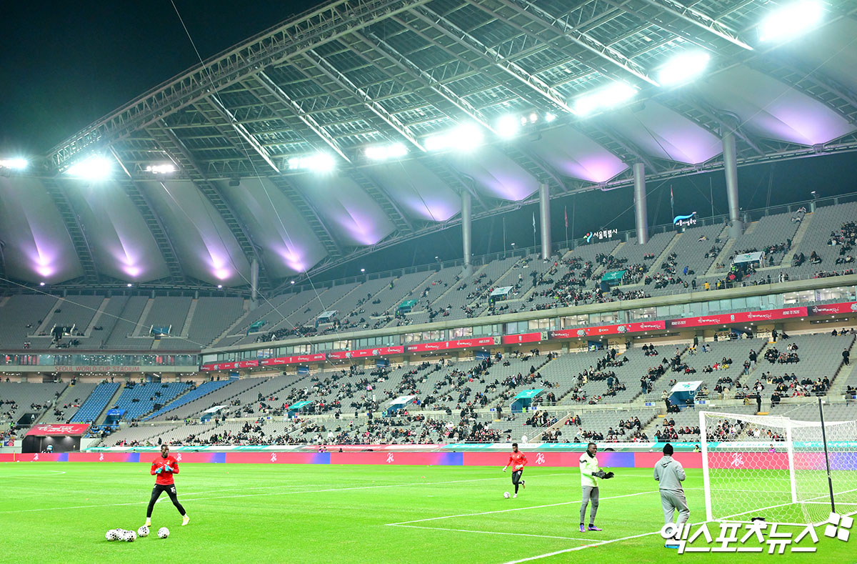 18일 오후 서울월드컵경기장에서 열린 대한민국과 가나의 축구 대표팀 평가전, 경기 시작까지 약 1시간을 앞둔 상황에서 경기장 관중석이 텅 비어있다. 서울월드컵경기장, 김한준 기자