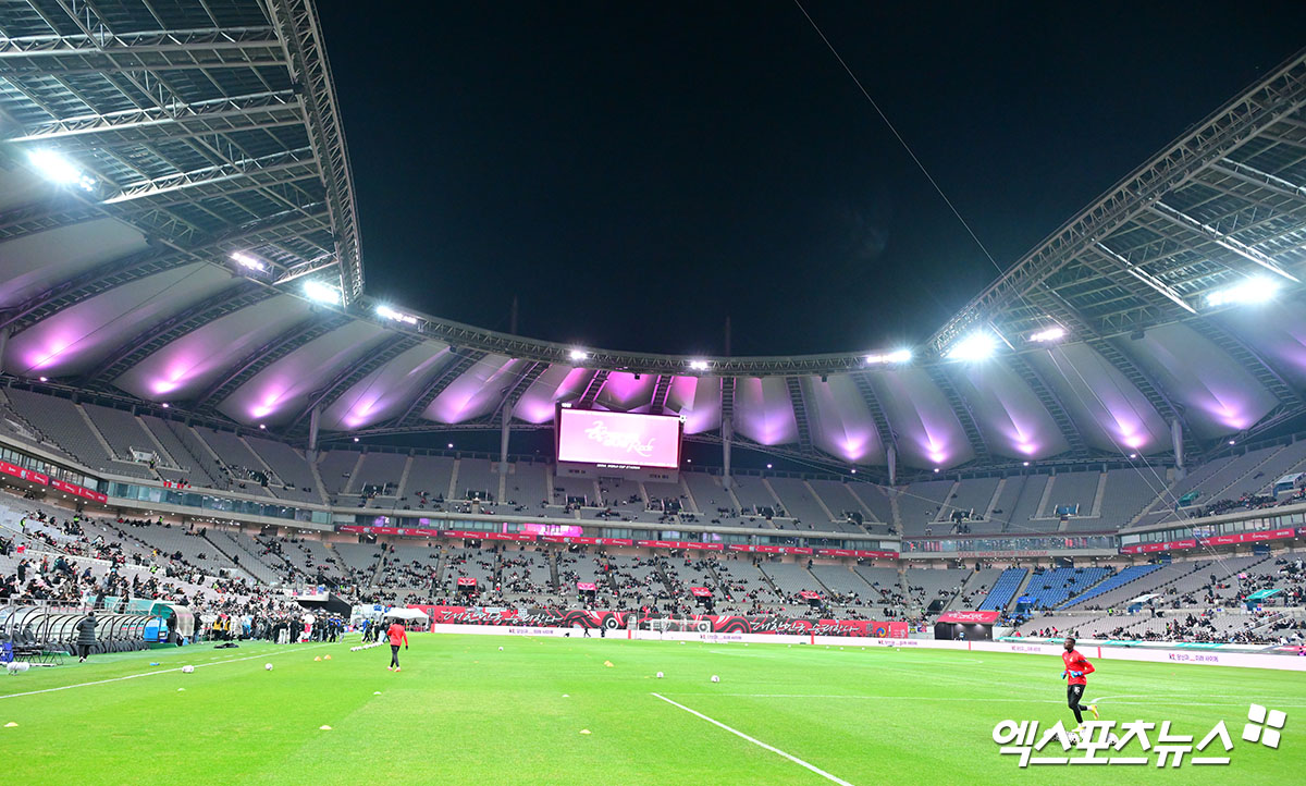 18일 오후 서울월드컵경기장에서 열린 대한민국과 가나의 축구 대표팀 평가전, 경기 시작까지 약 1시간을 앞둔 상황에서 경기장 관중석이 텅 비어있다. 서울월드컵경기장, 김한준 기자
