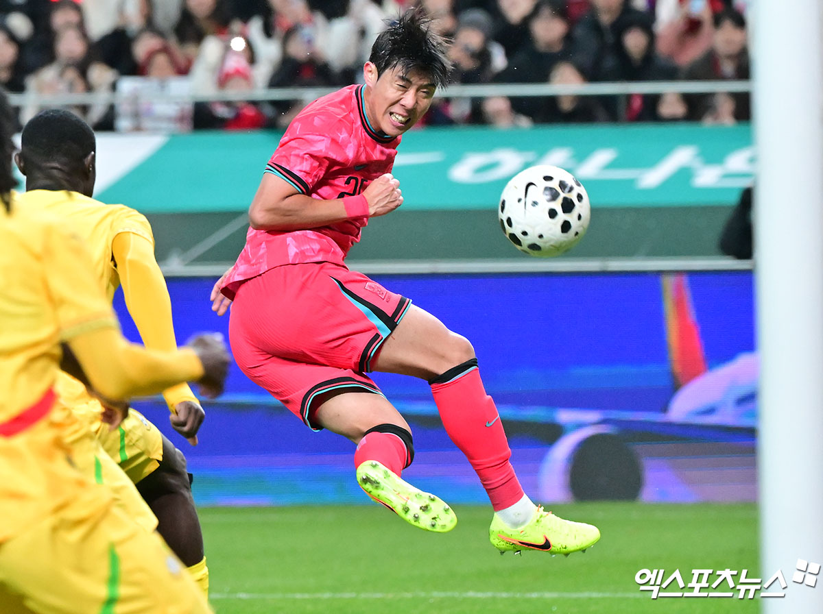 홍명보 감독이 이끄는 대한민국 축구 국가대표팀은 18일 서울월드컵경기장에서 열린 가나와의 하나은행 초청 축구 국가대표팀 친선경기에서 전반전을 0-0으로 마쳤다. 한국의 국제축구연맹(FIFA) 랭킹은 22위, 가나는 73위다. 이날 홍명보호는 가나 2군을 상대로 공격 전개에서 답답한 모습을 보였다. 이날 홍명보호는 전반전에서 단 1개의 슈팅만 기록했고, 유일한 슈팅은 전반 41분이 돼서야 나왔다. 서울월드컵경기장, 김한준 기자