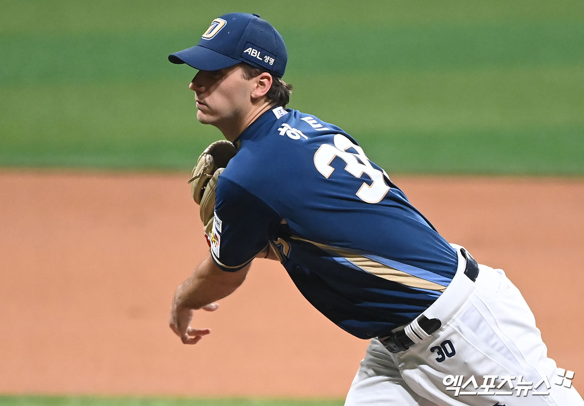 2024시즌 KBO리그 투수 부문 골든글러브, 최동원 상을 수상한 미국 출신 좌완 카일 하트가 2025시즌 종료 후 한국 복귀 대신 메이저리그 샌디에이고 파드리스에 잔류했다. 사진 엑스포츠뉴스 DB