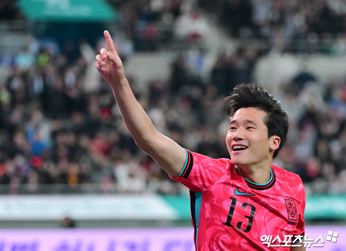 홍명보 감독이 이끄는 대한민국 축구 국가대표팀은 18일 서울월드컵경기장에서 열린 가나와의 하나은행 초청 축구 국가대표팀 친선경기에서 후반 18분에 터진 이태석의 헤더 결승골 덕에 1-0으로 이겼다. 이날 이태석은 오른쪽 측면에서 날아온 이강인의 크로스를 헤더 슈팅으로 연결해 가나 골망을 가르면서 A매치 데뷔골을 터트렸다. 이태석의 데뷔골에 힘입어 홍명보호는 2025년 마지막 A매치를 승리로 장식했다. 서울월드컵경기장, 김한준 기자