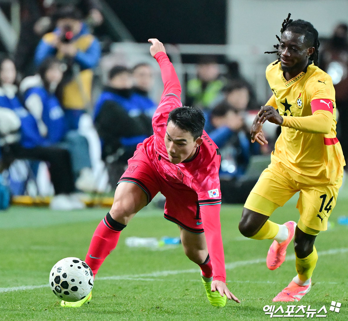 홍명보 감독이 이끄는 대한민국 축구 국가대표팀은 18일 서울월드컵경기장에서 열린 가나와의 하나은행 초청 축구 국가대표팀 친선경기에서 후반 18분에 터진 이태석의 헤더 결승골 덕에 1-0으로 이겼다. 이날 이태석은 오른쪽 측면에서 날아온 이강인의 크로스를 헤더 슈팅으로 연결해 가나 골망을 가르면서 A매치 데뷔골을 터트렸다. 이태석의 데뷔골에 힘입어 홍명보호는 2025년 마지막 A매치를 승리로 장식했다. 서울월드컵경기장, 김한준 기자