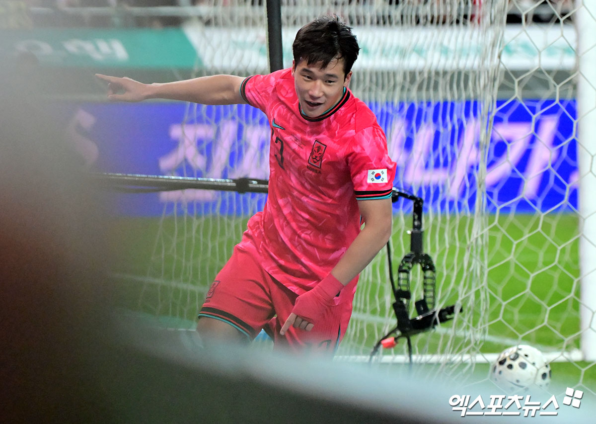 홍명보 감독이 이끄는 대한민국 축구 국가대표팀은 18일 서울월드컵경기장에서 열린 가나와의 하나은행 초청 축구 국가대표팀 친선경기에서 후반 18분에 터진 이태석의 헤더 결승골 덕에 1-0으로 이겼다. 이날 이태석은 오른쪽 측면에서 날아온 이강인의 크로스를 헤더 슈팅으로 연결해 가나 골망을 가르면서 A매치 데뷔골을 터트렸다. 이태석의 데뷔골에 힘입어 홍명보호는 2025년 마지막 A매치를 승리로 장식했다. 서울월드컵경기장, 김한준 기자