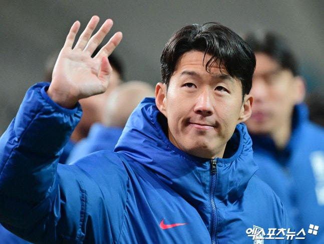 가나 축구대표팀을 이끄는 오토 아도 감독은 지난 14일 일본전과 18일 한국전을 치른 뒤 일본이 한 수 위라고 답변해 시선을 끌었다. 아도 감독은 18일 한국전에서 0-1로 패한 뒤 '일본, 한국과 경기는 시스템 자체가 달랐다'면서도 '솔직히 일본은 굉장히 강한 팀이다. 브라질은 쉽게 지는 팀이 아닌데, 일본이 그 브라질을 상대로 매우 좋은 경기를 보여주며 승리했다. 일본은 지금 굉장히 높은 레벨에 있다'고 강조했다. 가나는 일본에 0-2로 졌다. 란편, 아도 감독의 손흥민의 함부르크 유스 시절 감독이기도 하다. 서울월드컵경기장, 김한준 기자