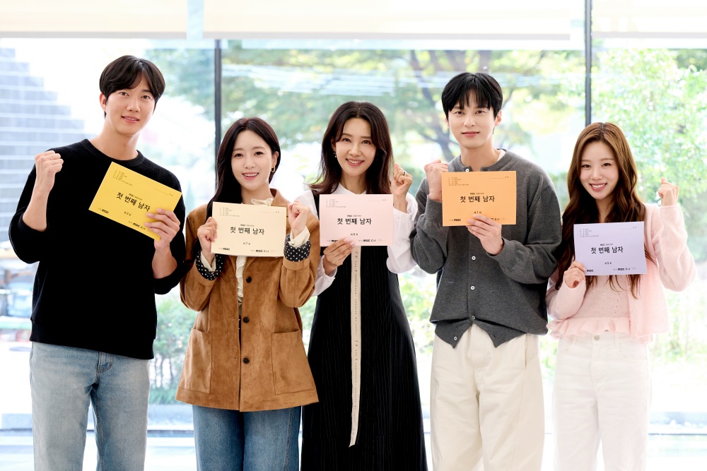 '첫 번째 남자' 출연 배우 단체 사진