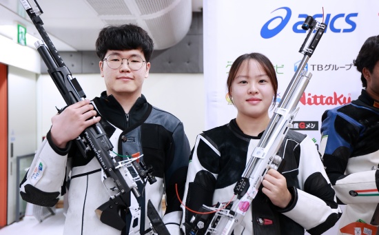 일본 도쿄 아지노모토 국립훈련센터 사격장에서 열린 혼성 10m 공기권총에서 은메달을 획득한 김우림(왼쪽), 정다인(오른쪽) 선수