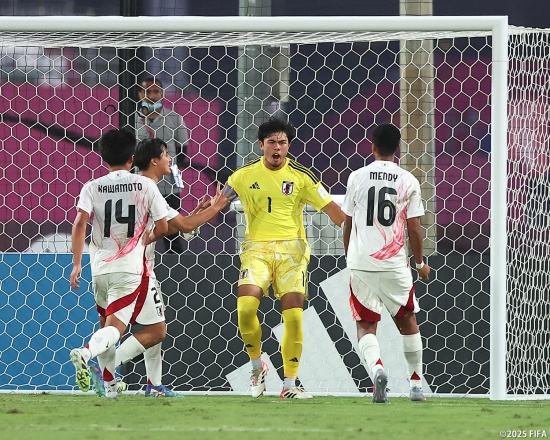 북한이 19일(한국시간) 카타르 도하에 있는 아스파이어존 4경기장에서 열린 일본과의 대회 16강전에서 승부차기 끝에 패해 탈락했다. 북일전으로 관심을 모은 경기에서 북한과 일본은 정규 시간 내에 승부를 가리지 못해 승부차기에서 결판을 냈다. 북한은 2번 키커 한일복의 킥이 골문 밖으로 나가며 패했다. 일본축구협회