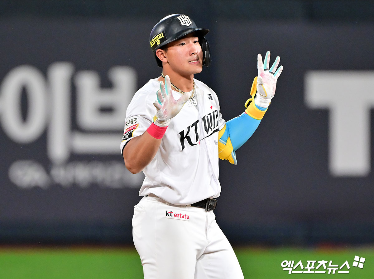 KT 위즈 안현민이 오는 24일 열리는 2025 KBO 시상식에서 신인상을 사실상 예약한 상태다. 사진 엑스포츠뉴스 DB