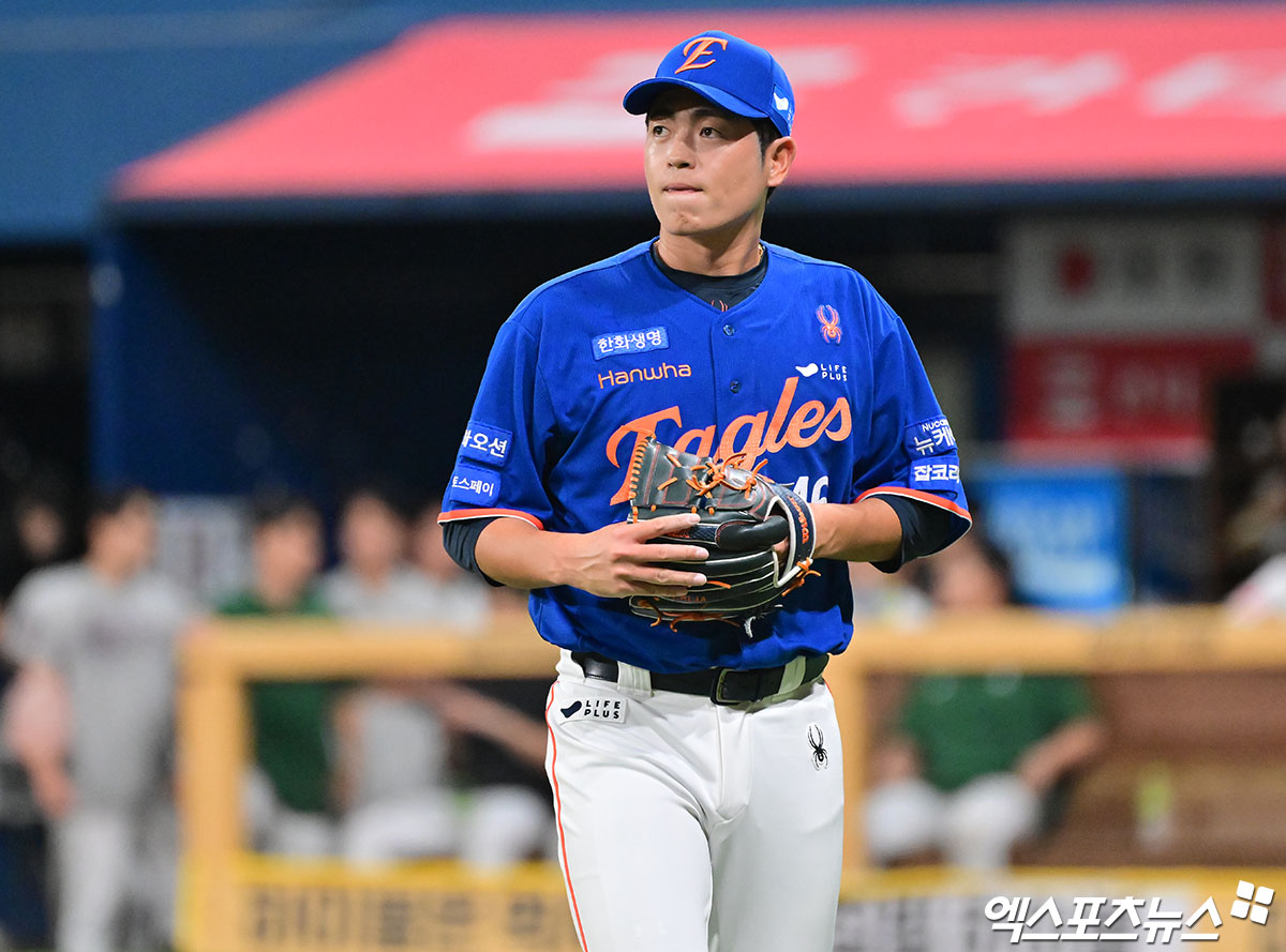 28일 오후 서울 구로구 고척스카이돔에서 열린 '2025 신한 SOL Bank KBO리그' 한화 이글스와 키움 히어로즈의 경기, 8회말 수비를 마친 한화 이태양이 더그아웃으로 향하고 있다. 엑스포츠뉴스 DB