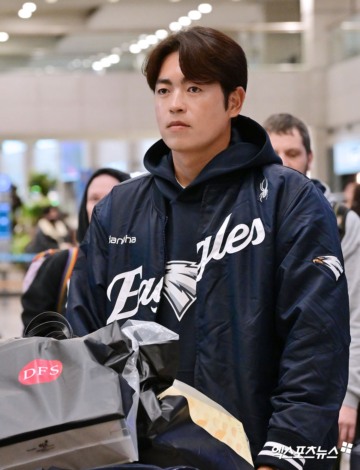 일본 오키나와에서 진행된 스프링캠프를 마친 한화 이글스 선수단이 4일 오후 인천국제공항을 통해 귀국했다. 입국장을 빠져나오는 한화 이태양. 엑스포츠뉴스 DB